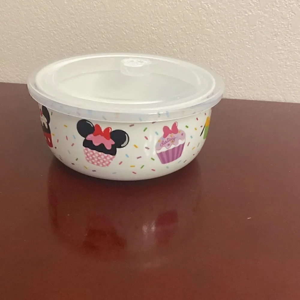 🧁🧁Disney Mickey and friends cupcakes Brand New Disney Bowl with lid